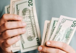 夢見大量鈔票：6 個意義和象徵