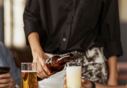 夢見啤酒服務員是什麼意思？意義和象徵、心理狀態、情境解讀