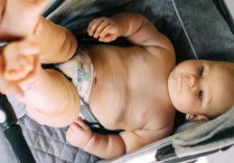 夢見嬰兒在馬桶大便的 9 個夢境解釋：夢見嬰兒有糞便、嬰兒嘔吐夢