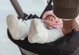 夢見嬰兒在大便的 9 個夢境解釋：夢見寶寶摸便便、夢見嬰兒吃便便