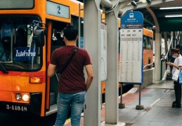 夢見搭公車的 9 個夢境解釋：夢見匆忙搭公車、夢見公車停靠