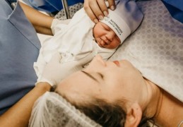 夢見抱著生病母親的 9 個夢境解釋：夢見抱著母親搬運東西、夢見媽媽抱著我