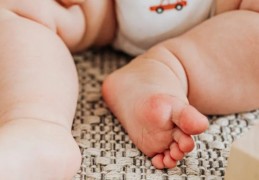 夢見寶寶吃大便的 9 個夢境解釋：夢見寶寶吃便便並嘔吐、夢見寶寶分享便便