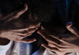 夢見兄弟被毆打：12 個意義和象徵