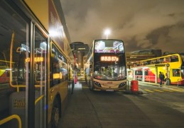 夢見公車撞車的 9 個夢境解釋：夢見一輛公車掉入水中、夢見一輛公車著火