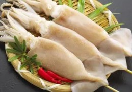  夢見吃魷魚生魚片的 9 個夢境解釋：夢見變質的魷魚生魚片、夢見買魷魚生魚片