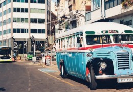 夢見搭乘單人巴士：7 個意義和象徵