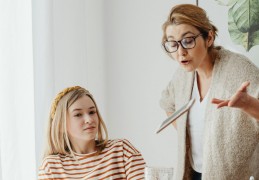 夢見與母親爭吵的 9 個夢境解釋：夢見媽媽把我趕出去、 夢見與媽媽一起歡笑