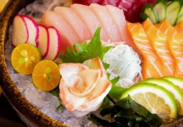夢見吃生魚片的 17 個夢境解釋：夢見生魚片太多吃不完、夢見生魚片閃閃發光