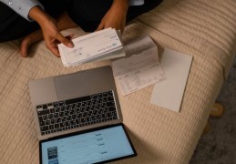 夢見給支票的 9 個夢境解釋：夢見自己把支票留在銀行裡、夢見一張偽造支票