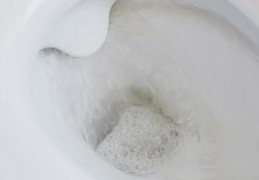 夢見踩到馬桶大便的 5 個夢境解釋：夢見踩到髒馬桶裡、夢見滑倒在便便上