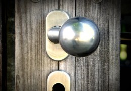 夢見夜晚的前門：6 個意義和象徵