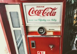 夢見自動售貨機20 個夢境解釋：夢見售罄的自動售貨機、夢見自動售貨機里沒有零錢