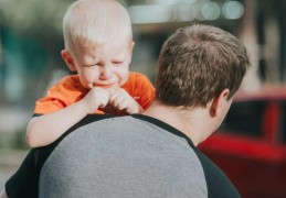 夢見已故父親握著你的手的 9 個夢境解釋：夢見已故父親進入家門、夢見已故父親復活