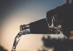 夢見倒水預兆著什麼？夢境解釋和幸運數位