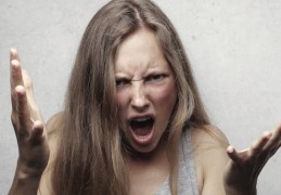 夢見尖叫的人 ：10 個意義和象徵