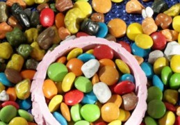 夢見給某人口香糖的 9 個夢境解釋：夢見口香糖卡在喉嚨裡、見吞口香糖