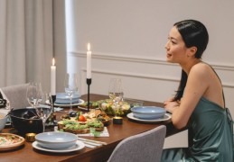 夢見與名人共進晚餐的 9 個夢境解釋：夢見與名人獨自用餐 、夢見與名人共餐時打架