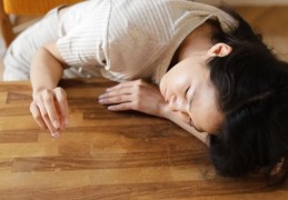 夢見吐口水：5 個意義和象徵
