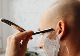 夢見剃光頭：8 個意義和象徵