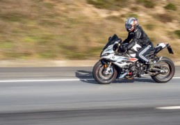夢見騎乘高速車輛是什麼意思？意義和象徵、心理狀態、情境解讀