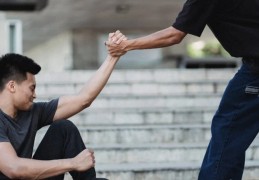 夢見幫助跌倒的人：12 個意義和象徵