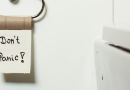 夢見馬桶堵塞的 9 個夢境解釋：夢見馬桶裡流出血、夢見壞掉的馬桶