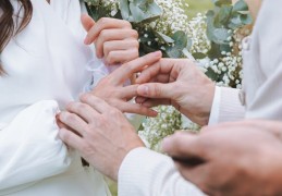 ​夢見與名人結婚的 9 個夢境解釋：夢見與名人共進晚餐、 夢見與名人同行