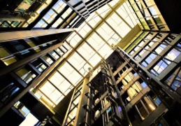 夢見電梯墜毀的 9 個夢境解釋：夢見獨自跌入電梯 、 夢見電梯墜毀並有人救你