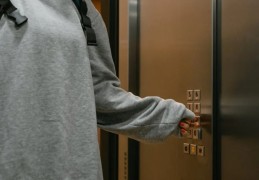 夢見電梯故障的 9 個夢境解釋：夢見電梯快速上下、 夢見電梯裡著火
