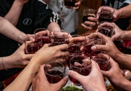 夢見一起喝酒是什麼意思？意義和象徵、心理狀態、情境解讀