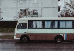 夢見公車墜落的 9 個夢境解釋：夢見與某人搭乘公車、夢見一輛壞掉的公車