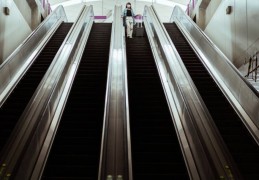 夢見從電梯跌落的 9 個夢境解釋：夢見電梯門關閉、夢見搭電梯時停下來