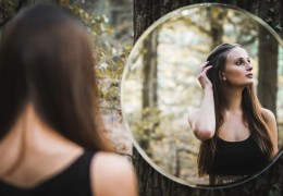 夢見照鏡子的 27 個夢境解讀：夢見鏡子里的自己很美、夢見對著鏡子化妝