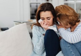 夢見媽媽哭泣的 9 個夢境解釋：夢見媽媽呼喚、夢見媽媽做飯