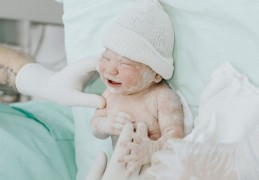 夢見母親生嬰兒的 9 個夢境解釋：夢見母親抱著已經生過的嬰兒、 夢見母親微笑的嬰兒