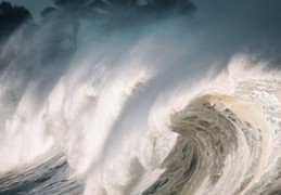 夢見巨浪湧入是什麼意思？意義和象徵、心理狀態、情境解讀