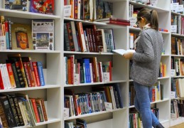 夢見前往圖書館：8 個意義和象徵