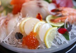 夢見切生魚片的 9 個夢境解釋：夢見變質的生魚片、夢見生魚片擺上餐桌