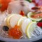 夢見切生魚片的 9 個夢境解釋：夢見變質的生魚片、夢見生魚片擺上餐桌