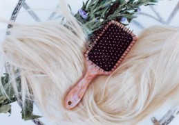 夢見丟掉假髮的 16 個夢境解釋：夢見失去假髮、夢見梳理假髮