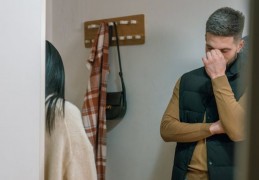 夢見爭吵而哭泣：12 個意義和象徵