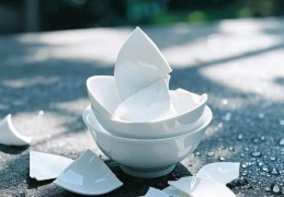 夢見打破碗的 16 個夢境解釋：夢見打破滿滿的碗、夢見清洗碗