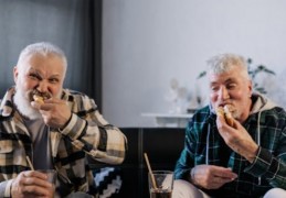 夢見為熟人舉行葬禮的 9 個夢境解釋：夢見熟人在葬禮上大笑、夢見在熟人的葬禮上獻花