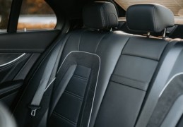 夢見開車時坐在後座是什麼意思？意義和象徵、心理狀態、情境解讀
