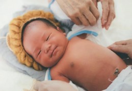 夢見新生嬰兒微笑的 9 個夢境解釋：夢見照顧嬰兒 、夢見哺乳嬰兒