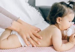 夢見寶寶拉屎的 9 個夢境解釋：夢見嬰兒在媽媽懷裡拉屎、夢見嬰兒便便