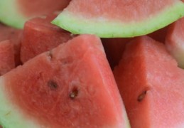 夢見西瓜的 9 個夢境解釋：夢見送西瓜、夢見西瓜田