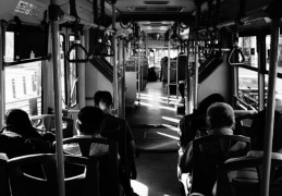 夢見公車翻車的 9 個夢境解釋：夢見家人也在公車翻車、夢見一輛舊公車翻車