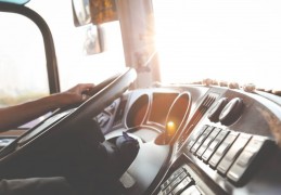 夢見駕駛從未開過的車：14 個意義和象徵